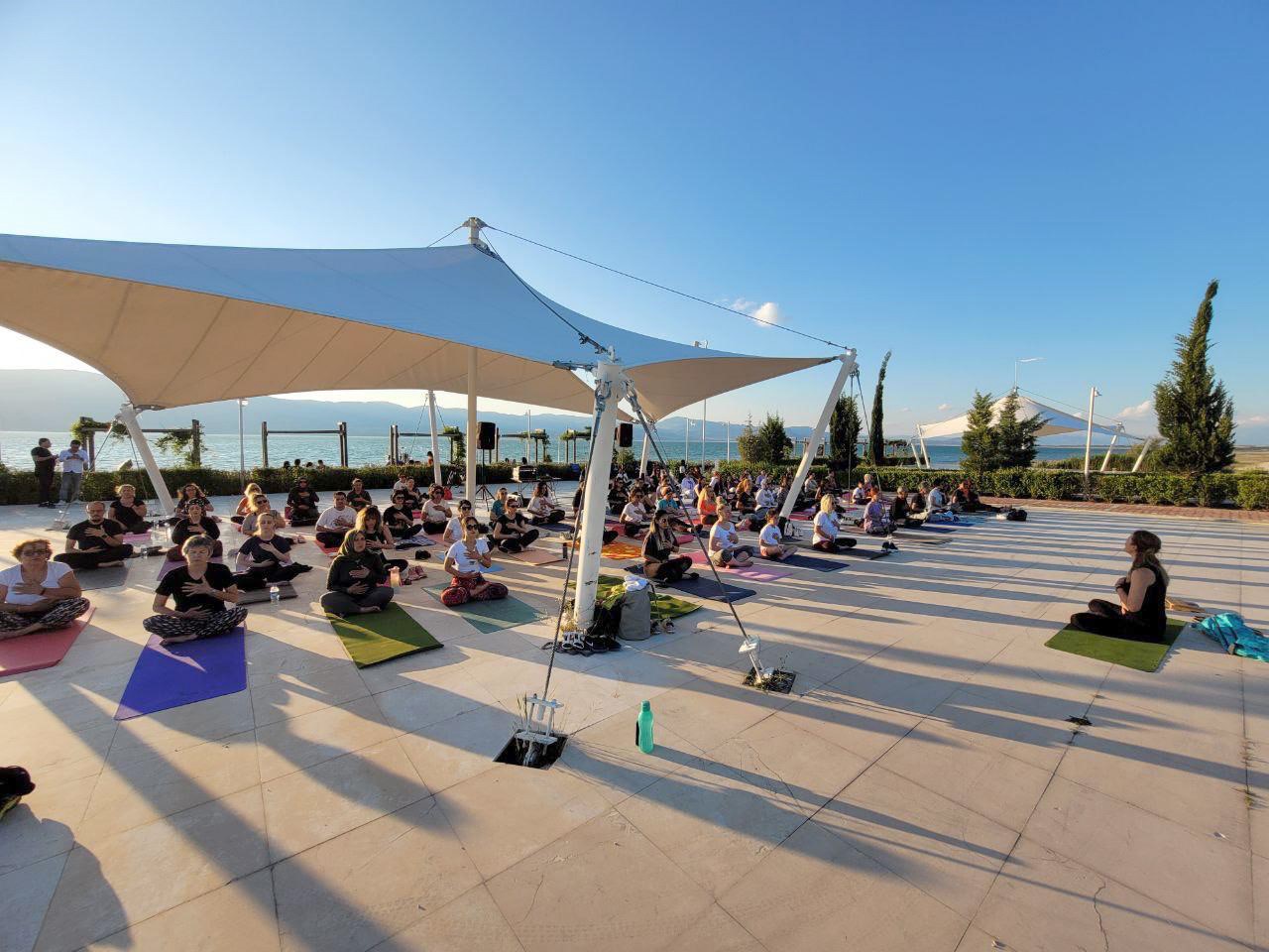 Burdur Gölü’nde yoga yaptılar