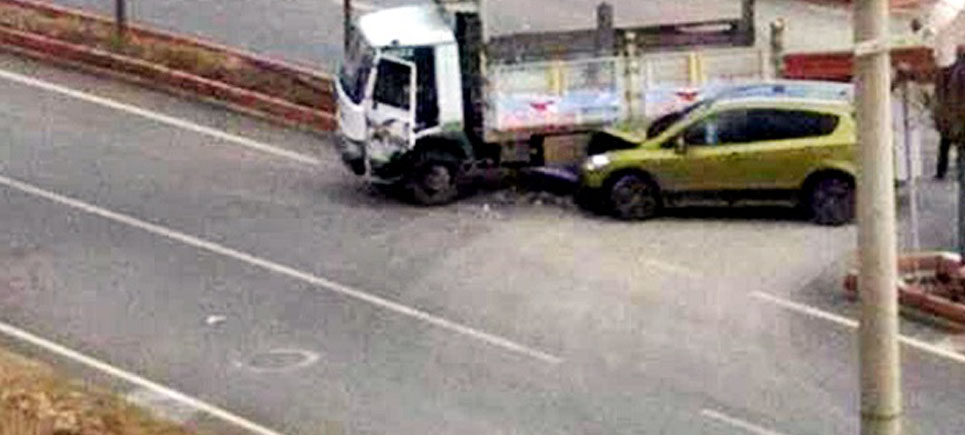 Kamyonet ile otomobil çarpıştı