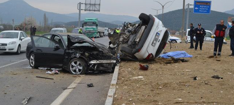 Çeltikçi’de İki otomobil çarpıştı