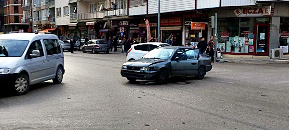 Bucak’ta üç otomobil çarpıştı