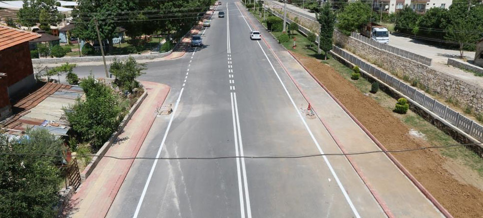 Bucak’ta yenilenen yollara şerit çalışması